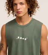 Musculosa verde militar de algodón con cuello redondo y estampa centralizada con diseño geométrico en blanco. Corte comfort.