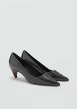 Zapato de tacón de charol color gris oscuro, con punta fina y tacón embudo.