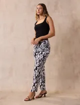 Pantalón de lino estampado en blanco y negro, marca Zac & Rachel. Tiene pretina con pasadores, cierre, botón y broches internos. Delantera con bolsillos y trasera con bolsillos simulados.