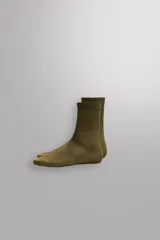 Calcetines deportivos color verde oliva con estructura compacta y elástica, terminación en ribete y una franja gris en la parte superior.