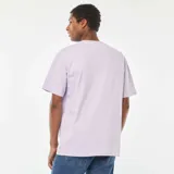 Remera lila de algodón, corte estándar y cuello redondo.