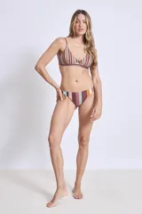 Top de bikini triangular con estampado a rayas verticales en tonos marrones, naranjas, verdes y celestes. Tiene tirantes finos y detalle de nudo en el centro del busto.