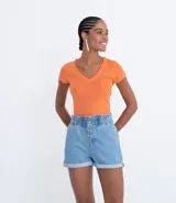 Remera de manga corta con escote en V y un bolsillo pequeño en el lado izquierdo del pecho.