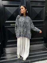 Buzo beige de lanilla, de corte holgado y mangas largas.