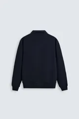 Sudadera azul marino de cuello alto con cierre frontal de cremallera, corte relaxed fit, manga larga y terminaciones en rib.