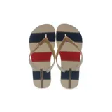 Ojotas Ipanema con base color crema y rayas horizontales en azul y rojo. Las tiras son doradas y blancas.