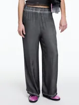 Pantalón amplio gris de viscosa teñida en frío, con efecto gastado, cintura elástica y calce relajado.
