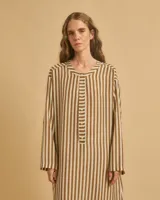 Vestido largo de manga larga con botones en el escote y tajos verticales laterales. Diseño a rayas verticales en tonos marrón y blanco.
