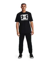 Remera negra de manga corta con logo Under Armour estampado en el pecho dentro de un recuadro blanco con diseño de camuflaje.