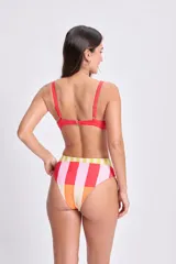 Top de bikini rojo con estructura y breteles anchos.