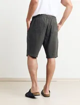 Bermuda de gabardina color verde.