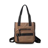 Cartera mochila de color azul marino confeccionada en nylon, con un diseño versátil que permite su uso como bolso de mano o mochila. Presenta dos bolsillos frontales con cierre de cremallera negra y tiradores largos, correas de cinta negra resistente y un compartimento principal de gran capacidad.