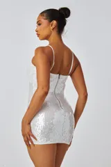 Vestido corto de fiesta color blanco, con lentejuelas brillantes, escote redondo y breteles finos.