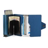 Billetera doble de tela X-Pac negra con doble caja de aluminio incorporado con sistema de deslizamiento para tarjetas. Tiene espacio para 10 tarjetas, 2 tarjetas adicionales en los bolsillos laterales de cuero, espacio para libreta de conducir y de propiedad, y sección interna para llevar hasta 5 billetes.