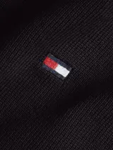 Sweater negro de tejido de punto, con cuello en V y logo de Tommy Hilfiger bordado en el pecho.