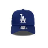 Gorro de béisbol azul con la forma curva clásica, logotipo bordado de Los Angeles Dodgers y parches de las World Series.
