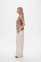 Pantalón color crema de rayon, corte ancho y tiro alto.