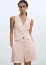 Short de lino con rayas verticales, cintura elastizada y lazo ajustable.