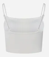 Top deportivo blanco de microfibra con escote recto, breteles finos ajustables y bajo torcido.