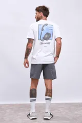 Bermuda color marrón claro con cordón ajustable en la cintura.