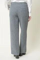 Pantalón italiano jaspeado en tonos de gris, con modelo ancho, bolsillos laterales y elástico en la cintura trasera.