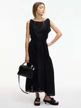 Vestido túnica largo color bordó, de corte amplio, con cuello redondo y bordados en cuello y sisas. Incluye lazo ajustable en la cintura.