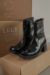 Bota de cuero color marrón con caña media y punta cuadrada.