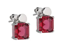 Caravanas de plata 925 con cristal de Swarovski color rojo en forma cuadrada.