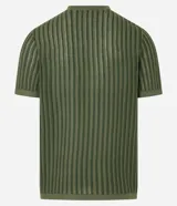 Remera verde militar de poliéster con cuello redondo y manga corta. Presenta un tejido de punto con textura de rayas contrastantes.