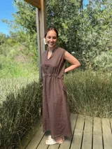 Vestido marrón de lino, corte midi, sin mangas, con cuello mao y cintura elastizada.