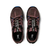 Championes de running On Cloudsurfer, color chocolate con detalles en negro y azul.