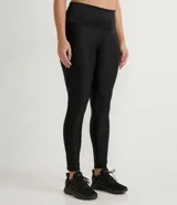 Calza deportiva negra con textura y brillo, de tiro alto.