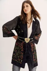 Kimono holgado negro de gasa bordado con motivos florales y de aves.