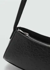 Bolso tipo baguette color gris con textura tipo piel de avestruz, asa corta y cierre de cremallera.