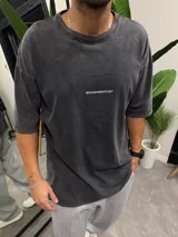 Remera gris con efecto lavado, corte holgado y estampa en la espalda con la frase "Enjoy Great Time".