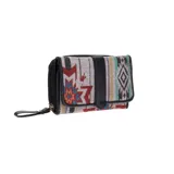 Billetera corta con estampado geométrico multicolor, cierre con broche a presión y cremallera. Interior con tarjeteros, bolsillos y compartimento para billetes.