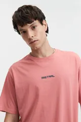 Remera de manga corta color salmón, con cuello redondo y logo pequeño estampado en el pecho.