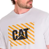 Remera color marrón de manga corta con logo de Caterpillar estampado en el pecho sobre un rectángulo con rayas diagonales negras.