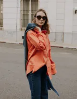 Camisa de manga larga color amarillo con cuello y botones frontales. Presenta un bordado dorado con el texto "Sierra Mora" en el cuello.