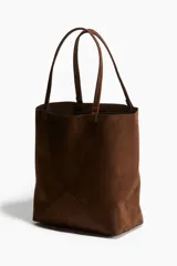 Cartera tipo tote bag color marrón, con asas finas y costuras decorativas.