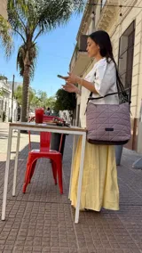 Cartera capitoneada color negro, con diseño geométrico y asa resistente. Amplia y cómoda, ideal para el uso diario.