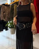 Cinto de cuero negro con hebilla plateada en forma de medialuna y tachas plateadas.
