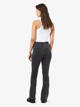 Pantalón de jean acampanado color gris oscuro, de tiro alto, con cinco bolsillos, cierre frontal con botón y pierna acampanada por debajo de la rodilla.