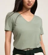 Blusa verde de viscosa con escote en V y mangas cortas.