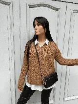 Sweater color marrón claro de tejido de punto con diseño de ochos y escote en V.