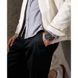 Reloj Skagen con caja de acero inoxidable plateado de 42mm de diámetro, esfera azul con efecto sunray, correa de cuero marrón de 22mm de ancho y cristal mineral. Cuenta con movimiento de cuarzo cronógrafo y resistencia al agua de 3 ATM.