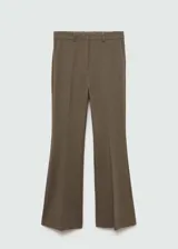 Pantalón de vestir marrón, de tiro medio y corte acampanado.
