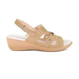 Sandalias bajas color beige con tiras caladas y ajuste con hebilla.