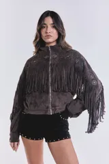 Campera marrón de gamuza sintética con flecos en el pecho y mangas, bordado de flores en el frente y cierre frontal con cremallera.