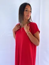 Vestido gris de morley de algodón, corte recto y mangas cortas.